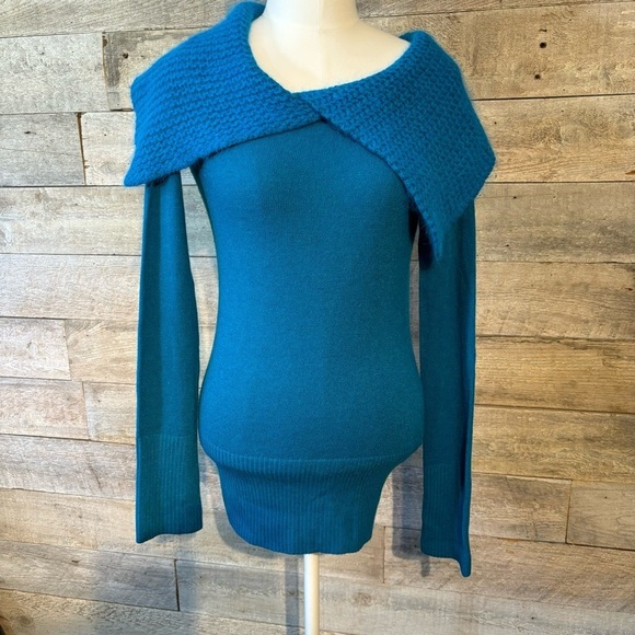 Le chateau women’s blue coloured collared sweater in size small - Picture 1 of 7